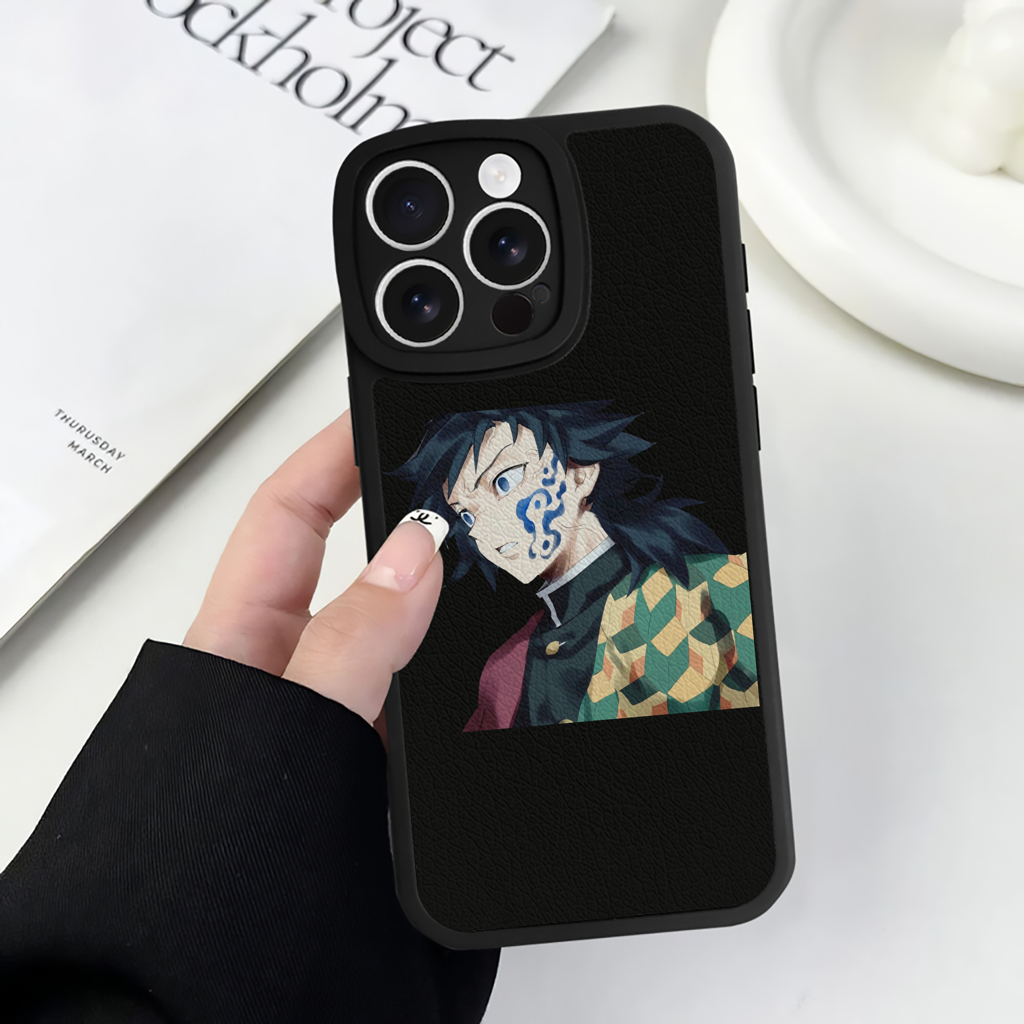 （画像用） 鬼滅の刃（きめつのやいば）水柱-冨岡 義勇／とみおか ぎゆう Tomioka Giyuu 【iPhone 16シリーズ対応】シリコンスマホケース（レザー調） 材質：シリコン
